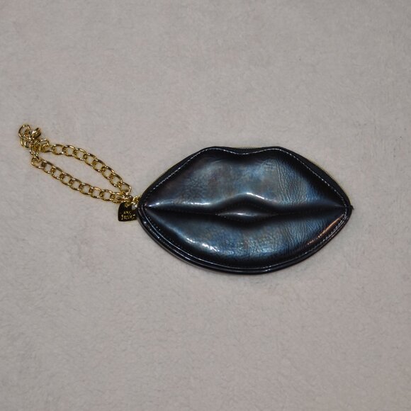 Betsey Johnson black lips wristlet, shiny black vegan leather with gold chain - Picture 4 of 12